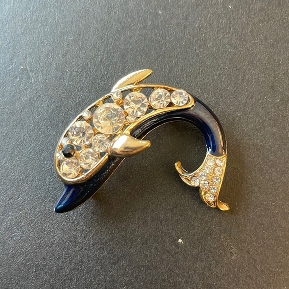 Jewelry - MACY’S Dolphin 🐬 BROOCH